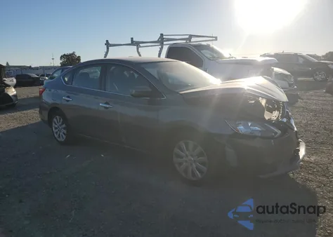 2017 Nissan Sentra S z USA, uszkodzony, nr VIN 3N1AB7AP7HY269426